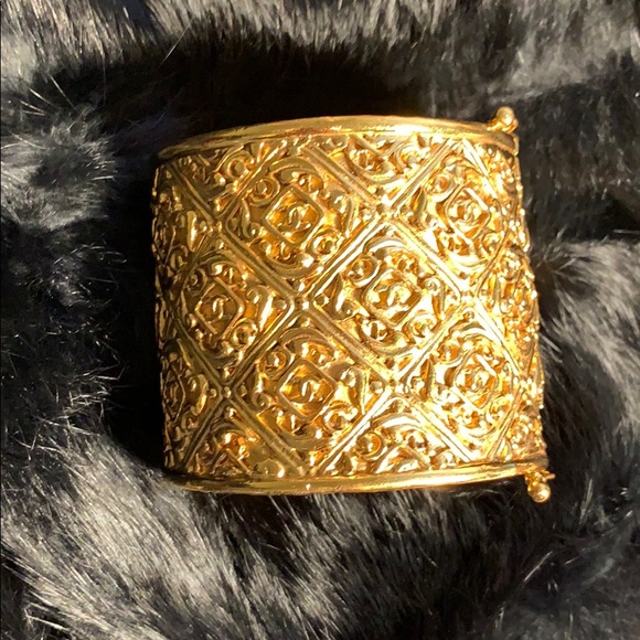 CHANEL GOLD VINTAGE CUFF(Collection) - Picture 2 of 8